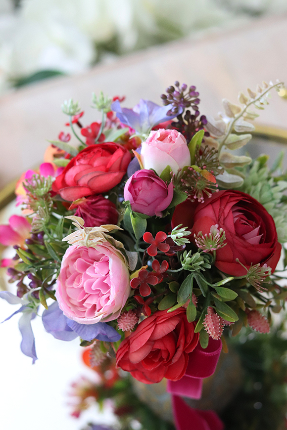 Cukierek, kompozycja kwiatowa w złotej doniczce, wym.21x22cm