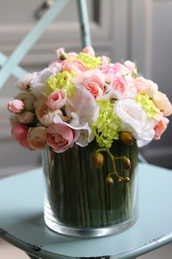 bogaty bukiet wiosennych kwiatów w szklanym wazonie, Hellissa, wys.27cm 