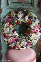 atrakcyjny kwiatowy wianek, Perrasa Marcowa, śr.50cm  