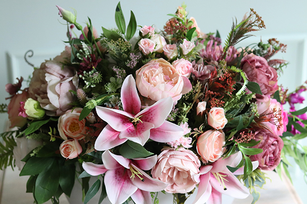 bogata kompozycja kwiatowa z liliami, Jella 2, wym.45x58x38cm