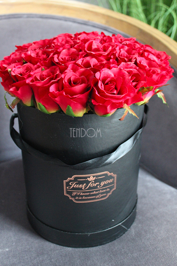 walentynkowa kompozycja kwiatowa / bukiet flowerbox Black&Red, wys.31cm