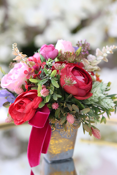 Cukierek, kompozycja kwiatowa w złotej doniczce, wym.21x22cm