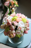 bogaty bukiet wiosennych kwiatów w szklanym wazonie, Hellissa, wys.27cm 