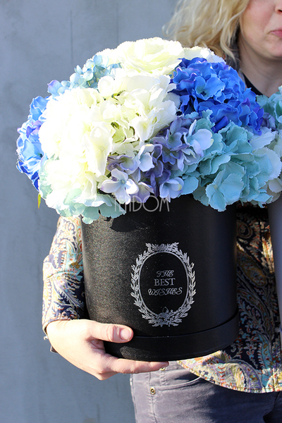 kompozycja kwiatowa / bukiet Flowerbox, Hortense Blue wys.37cm