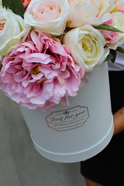 kompozycja kwiatowa / bukiet Flowerbox Maria Antonina White, wys.43cm