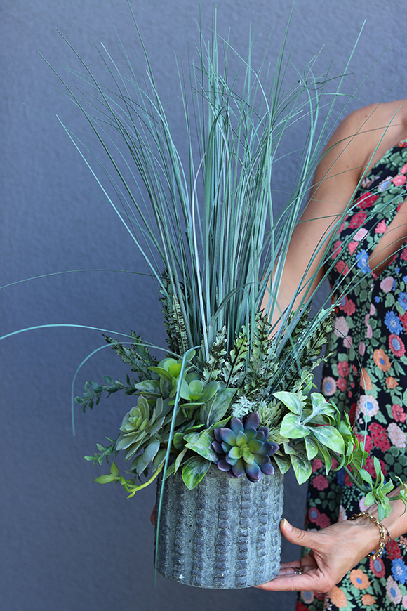 Teofila Rocca, sztuczna trawa z sukulentami w betonowej donicy, wys.65cm