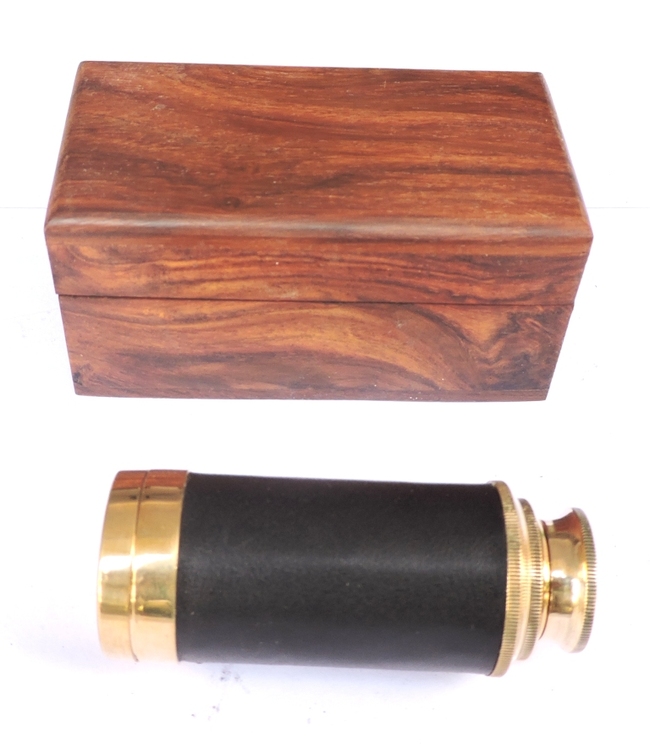 mosiężno-skórzana lunetka Planette w pudełku drewnianym