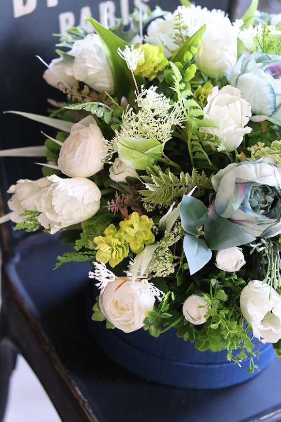 Cloe, biało-niebieska kompozycja w granatowym pudełku, wys.45cm