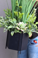 Saloniki, sztuczna trawa z sukulentami w czarnej donicy,wys.80cm