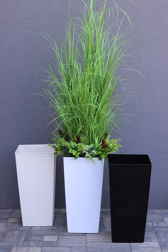 Anna Modern White, kompozycja z traw w dłutowanej donicy, wys.160cm
