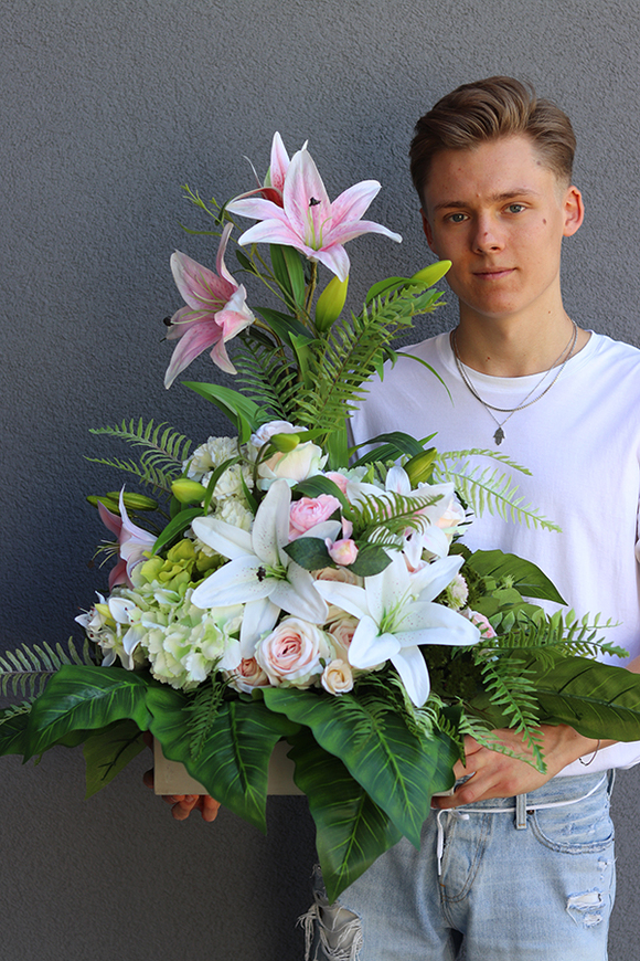 Liliowa, dekoracja nagrobna z liliami, wym.65x76cm 