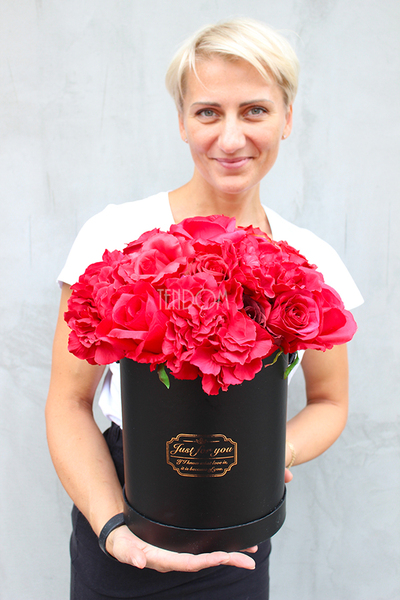 walentynkowa kompozycja kwiatowa / bukiet Flowerbox Czerwień, wys.31cm