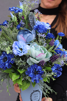 Wiosenne Piękno, kompozycja kwiatowa w smukłym pudełku, wys.60cm