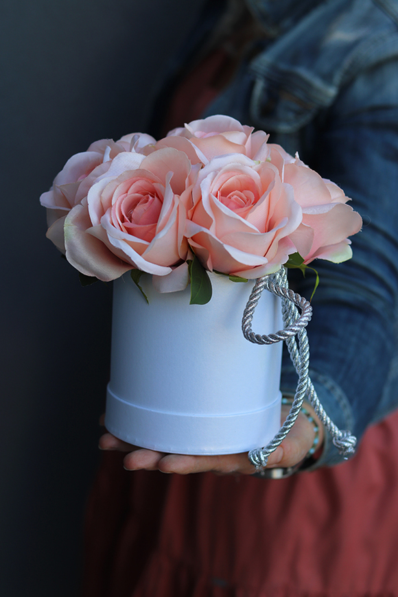 bogaty flowerbox z różami, Różana Poświata, wys.22cm