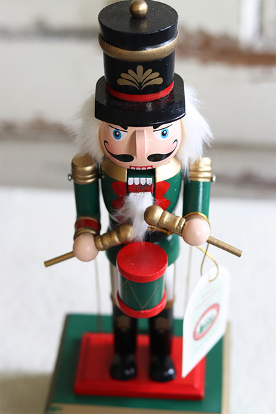 OD RĘKI Dziadek do Orzechów, figurka bożonarodzeniowa z pozytywką, zielona, wym.32x12x9cm