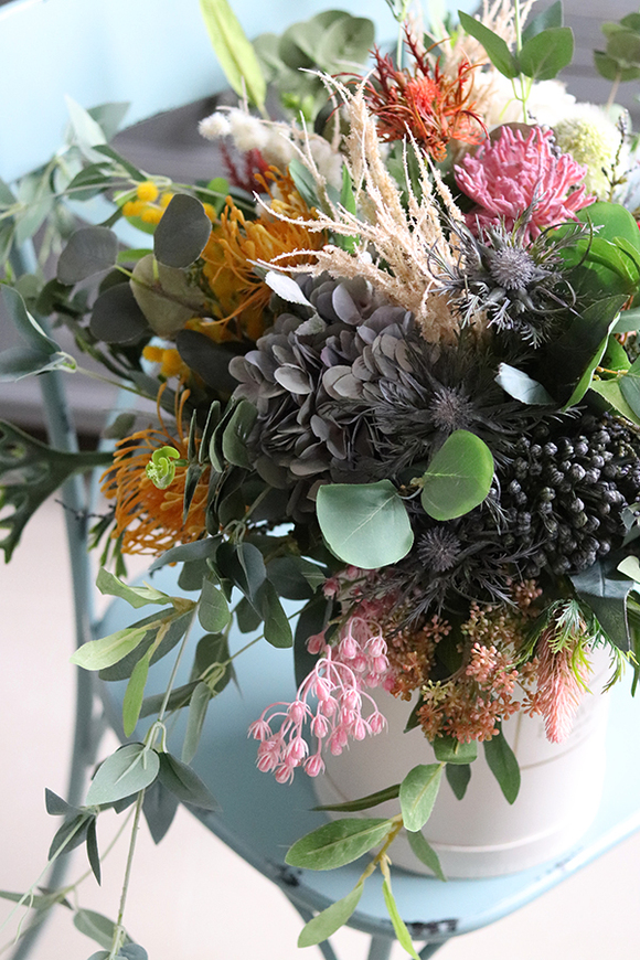 Jasmina, flowerbox z wysokiej jakości sztucznymi kwiatami, wym.50x45cm