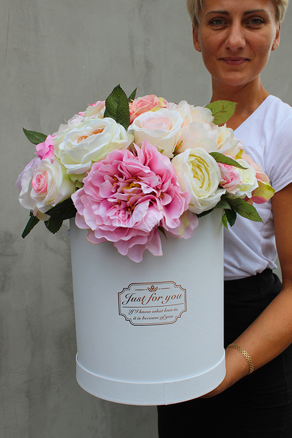 kompozycja kwiatowa / bukiet Flowerbox Maria Antonina White, wys.43cm