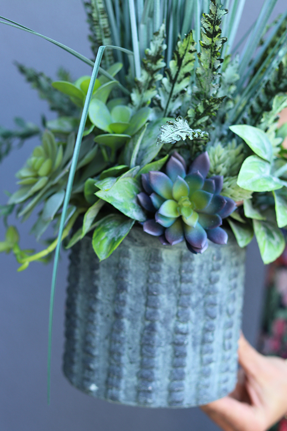 Teofila Rocca, sztuczna trawa z sukulentami w betonowej donicy, wys.65cm