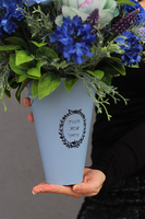 Wiosenne Piękno, kompozycja kwiatowa w smukłym pudełku, wys.60cm