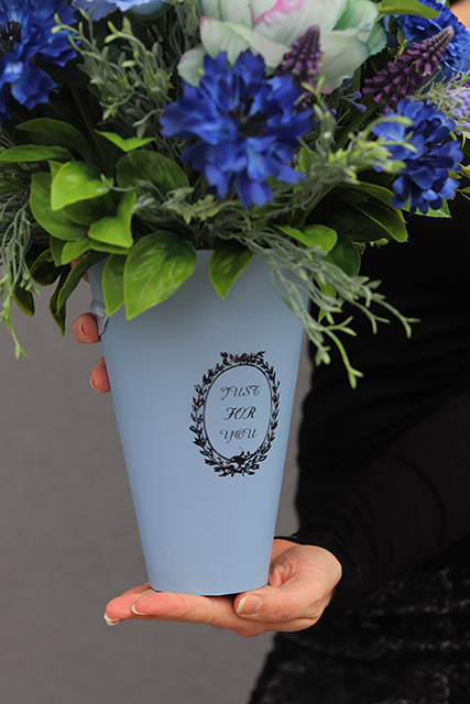 Wiosenne Piękno, kompozycja kwiatowa w smukłym pudełku, wys.60cm