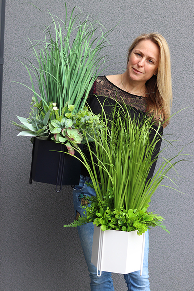 Canada, sztuczna trawa z sukulentami w kremowej donicy, wys.75cm