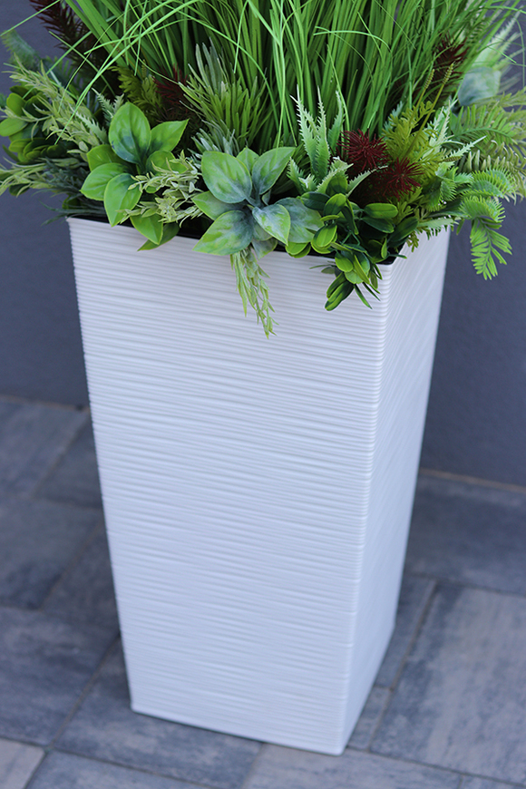 Anna Modern White, kompozycja z traw w dłutowanej donicy, wys.160cm
