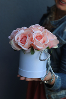 bogaty flowerbox z różami, Różana Poświata, wys.22cm