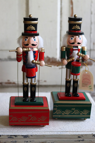 OD RĘKI Dziadek do Orzechów, figurka bożonarodzeniowa z pozytywką, zielona, wym.32x12x9cm