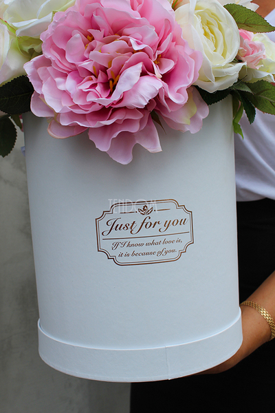 kompozycja kwiatowa / bukiet Flowerbox Maria Antonina White, wys.43cm