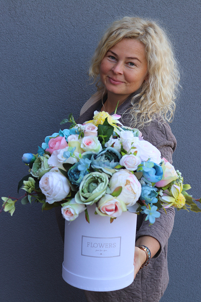 Jessina, flowerbox z niebieskimi kwiatami, wym. 36x34cm
