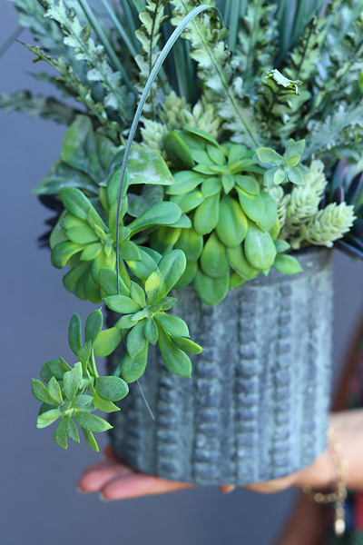 Teofila Rocca, sztuczna trawa z sukulentami w betonowej donicy, wys.65cm