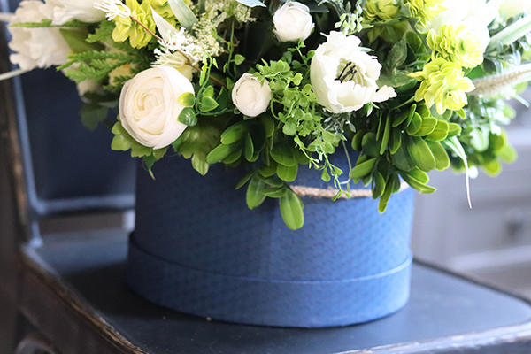 Cloe, biało-niebieska kompozycja w granatowym pudełku, wys.45cm