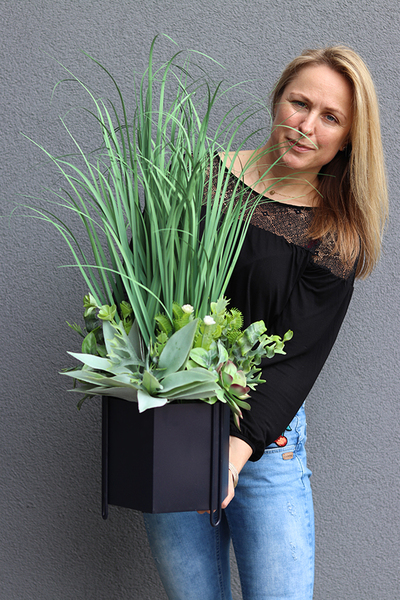 Saloniki, sztuczna trawa z sukulentami w czarnej donicy,wys.80cm