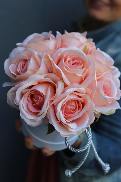 bogaty flowerbox z różami, Różana Poświata, wys.22cm