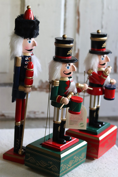 OD RĘKI Dziadek do Orzechów, figurka bożonarodzeniowa z pozytywką, zielona, wym.32x12x9cm