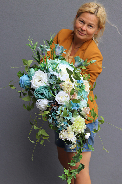 asymetryczna kompozycja kwiatowa, Blue Refilia, wym.40x80cm