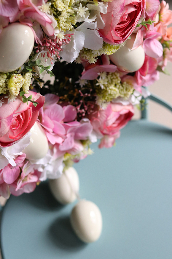 Tedia, elegancki wielkanocny wianek z jajeczkami na wstążeczkach, śr.30cm