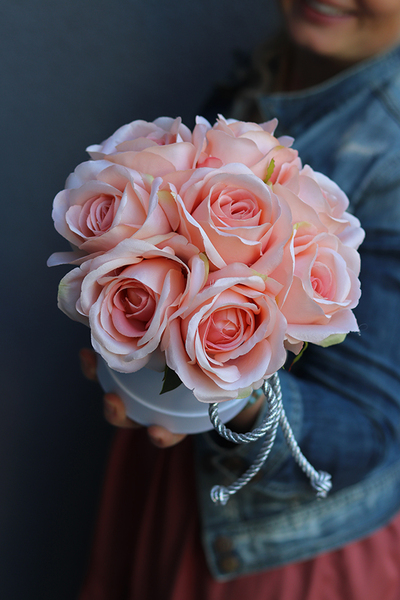 bogaty flowerbox z różami, Różana Poświata, wys.22cm