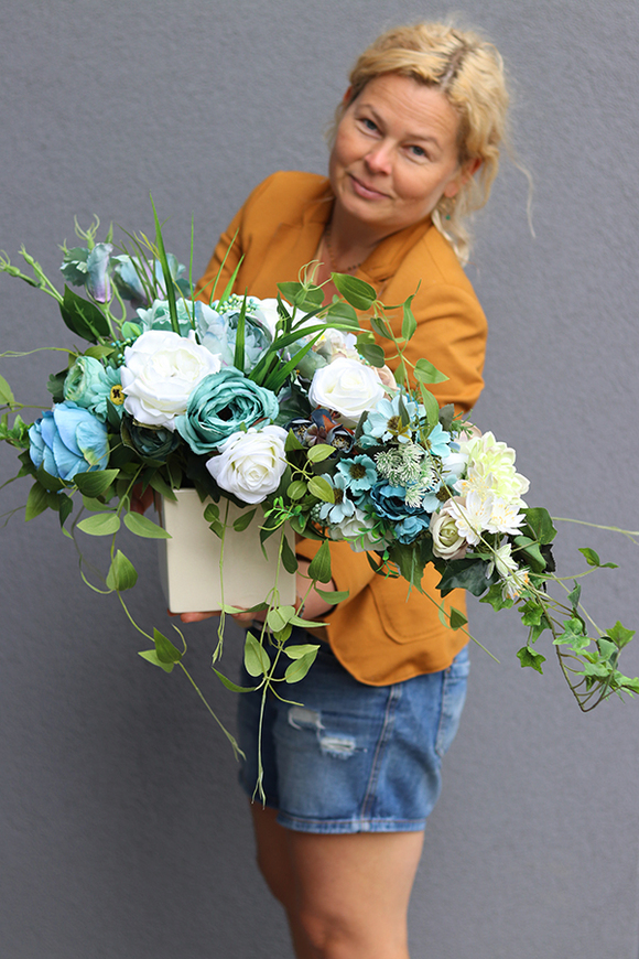 asymetryczna kompozycja kwiatowa, Blue Refilia, wym.40x80cm