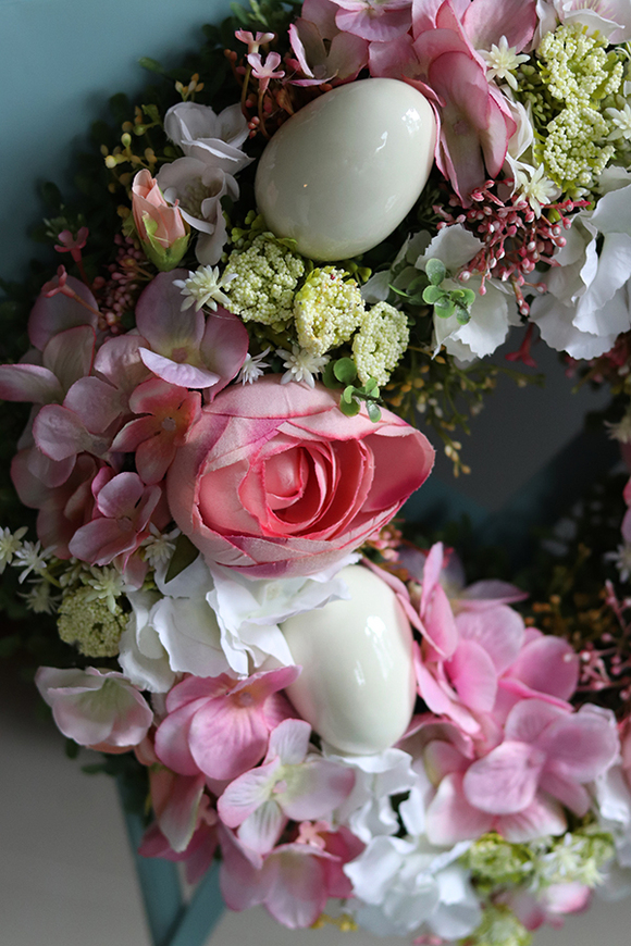 Tedia, elegancki wielkanocny wianek z jajeczkami na wstążeczkach, śr.30cm