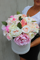 kompozycja kwiatowa / bukiet Flowerbox Maria Antonina White, wys.43cm