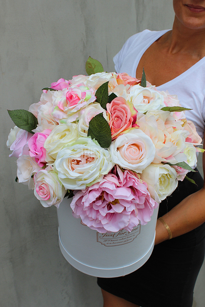 kompozycja kwiatowa / bukiet Flowerbox Maria Antonina White, wys.43cm