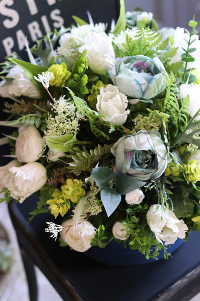 Cloe, biało-niebieska kompozycja w granatowym pudełku, wys.45cm