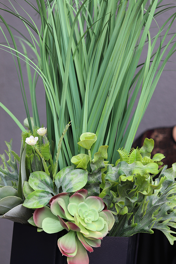 Saloniki, sztuczna trawa z sukulentami w czarnej donicy,wys.80cm