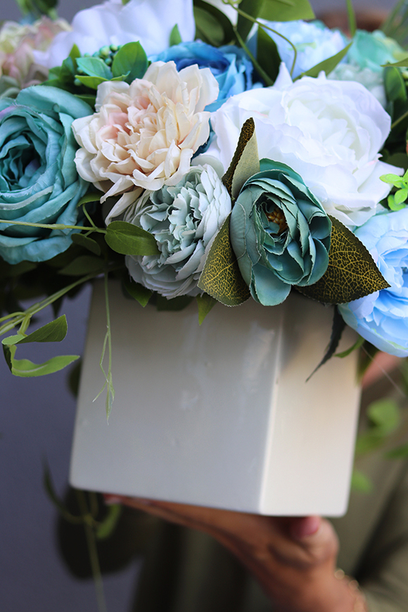 asymetryczna kompozycja kwiatowa, Blue Refilia, wym.40x80cm