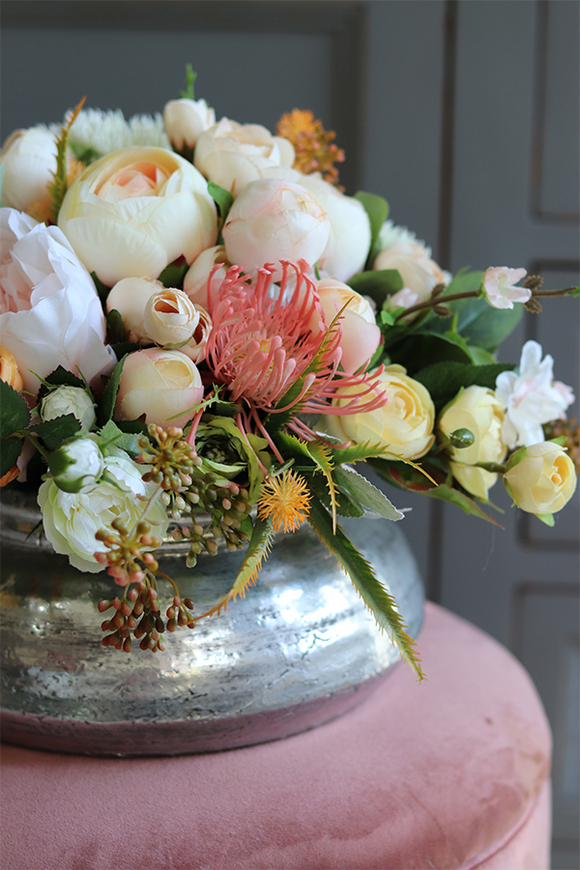 Brzoskwiniowa Veroni, kompozycja kwiatowa w naczyniu, wys.25cm