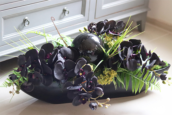 kompozycja kwiatowa Dekoria Black w podłużnym naczyniu dł.76cm