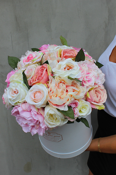kompozycja kwiatowa / bukiet Flowerbox Maria Antonina White, wys.43cm