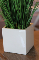 Prostota, wysokiej jakości sztuczna trawa w kremowej donicy, wys.85cm