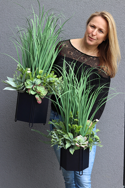 Saloniki, sztuczna trawa z sukulentami w czarnej donicy,wys.80cm